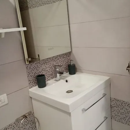 With Large Terrace In Summerland